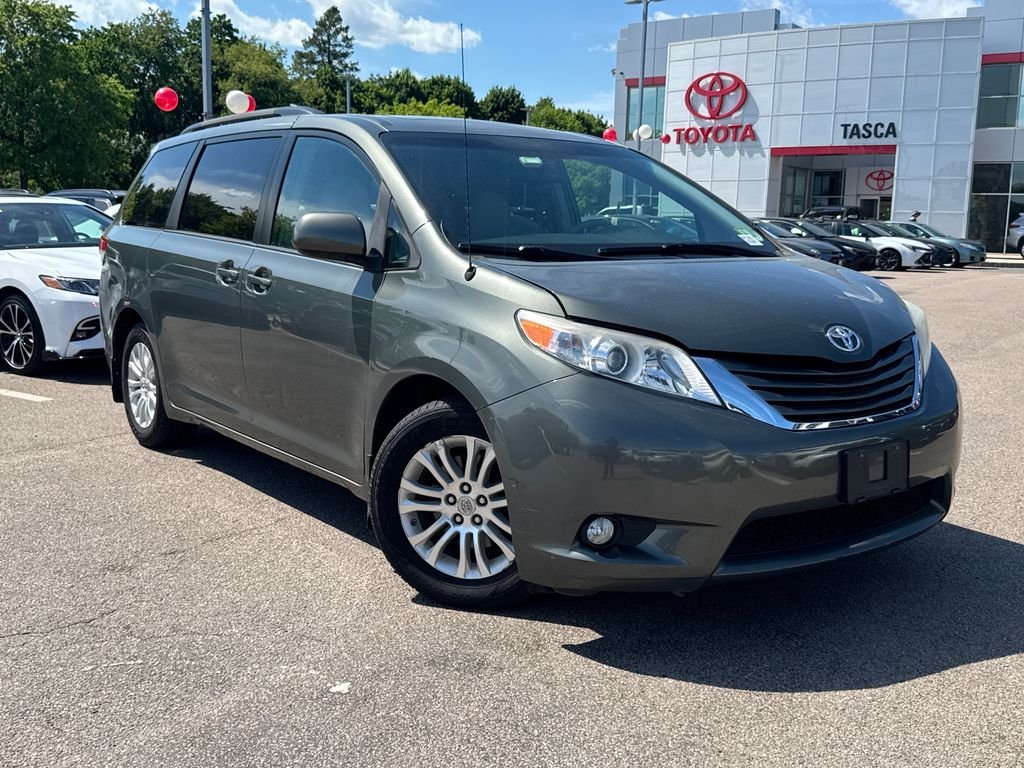 2014 Toyota Sienna XLE V6 7-Passenger Access Seat's photo