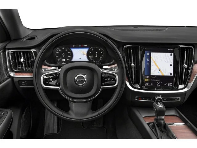 Used 2022 Silver Volvo Momentum image 4