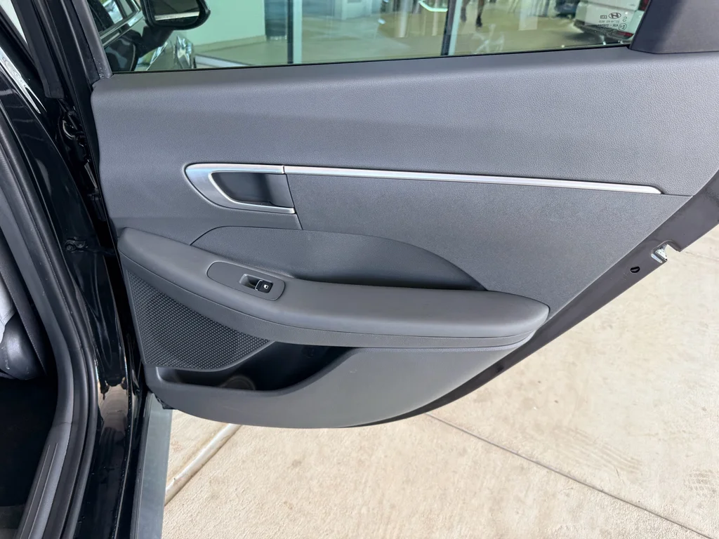 Used 2022 Phantom Black Hyundai SE image 24