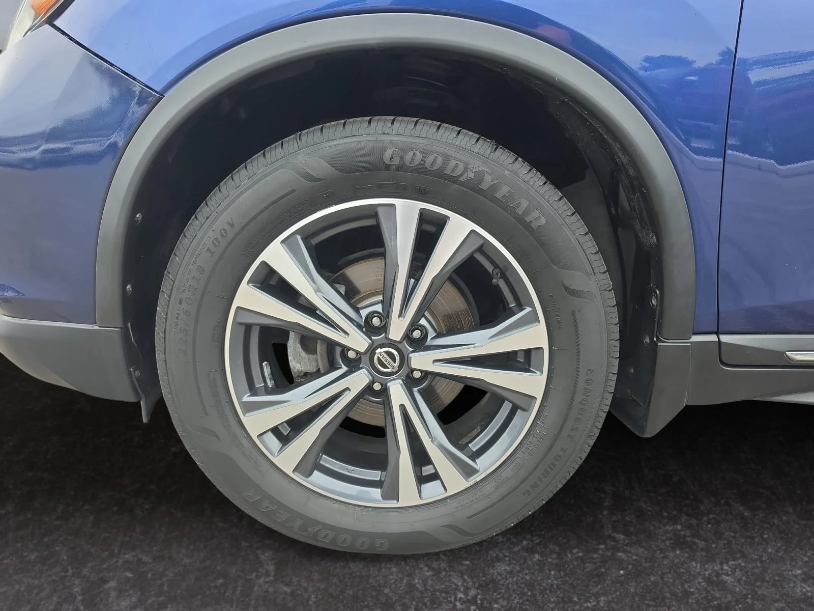Used 2018 Caspian Blue Nissan SL image 25