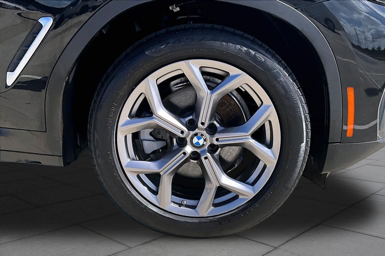 Used 2022 Black Sapphire Metallic BMW sDrive30i image 10