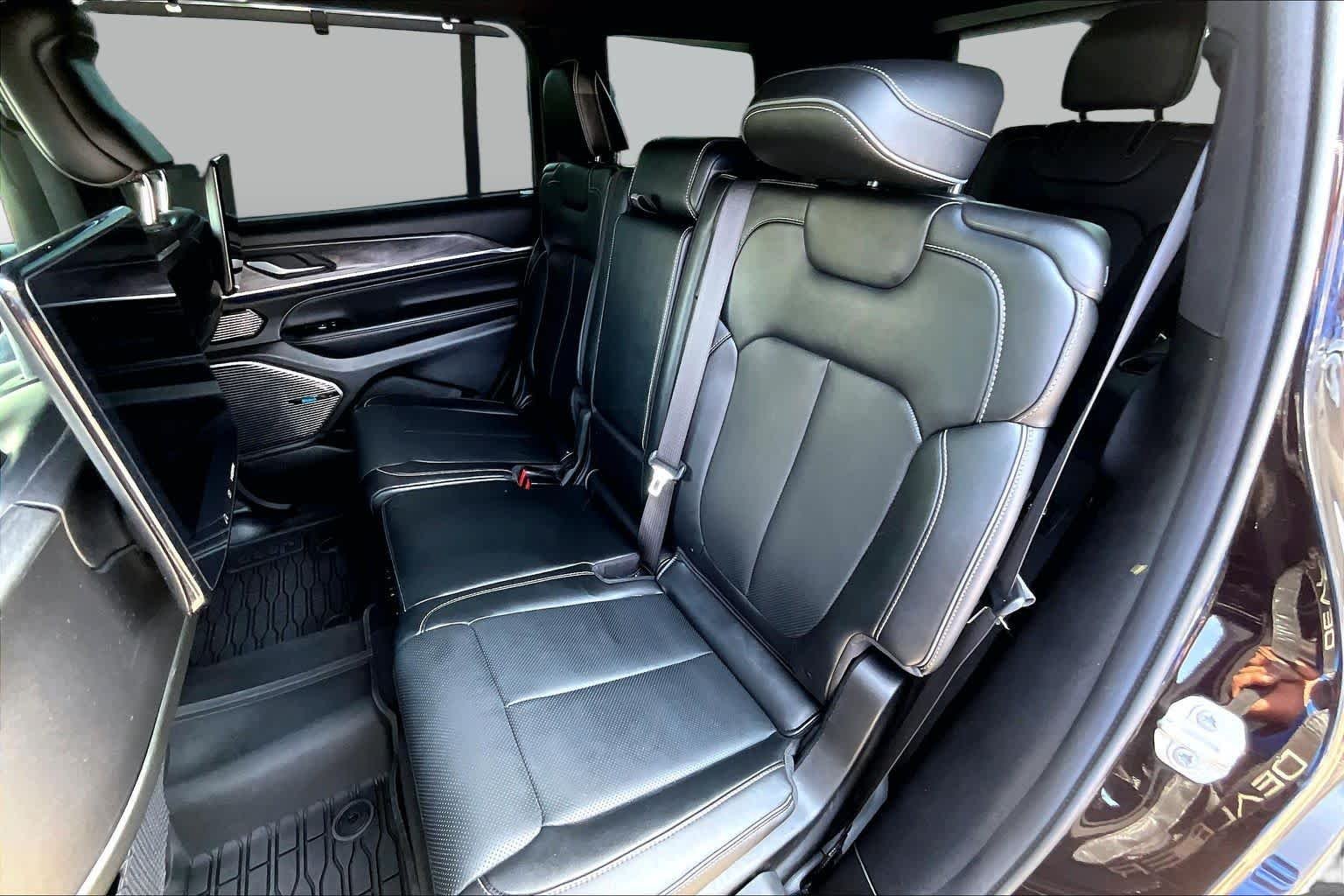 Certified Used 2023 Ember Pearlcoat Jeep Overland image 21