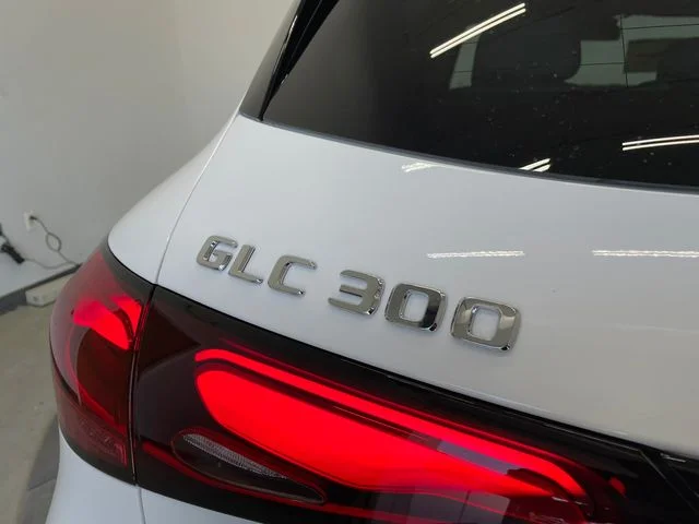 New 2027 White Mercedes-Benz GLC 300 image 36