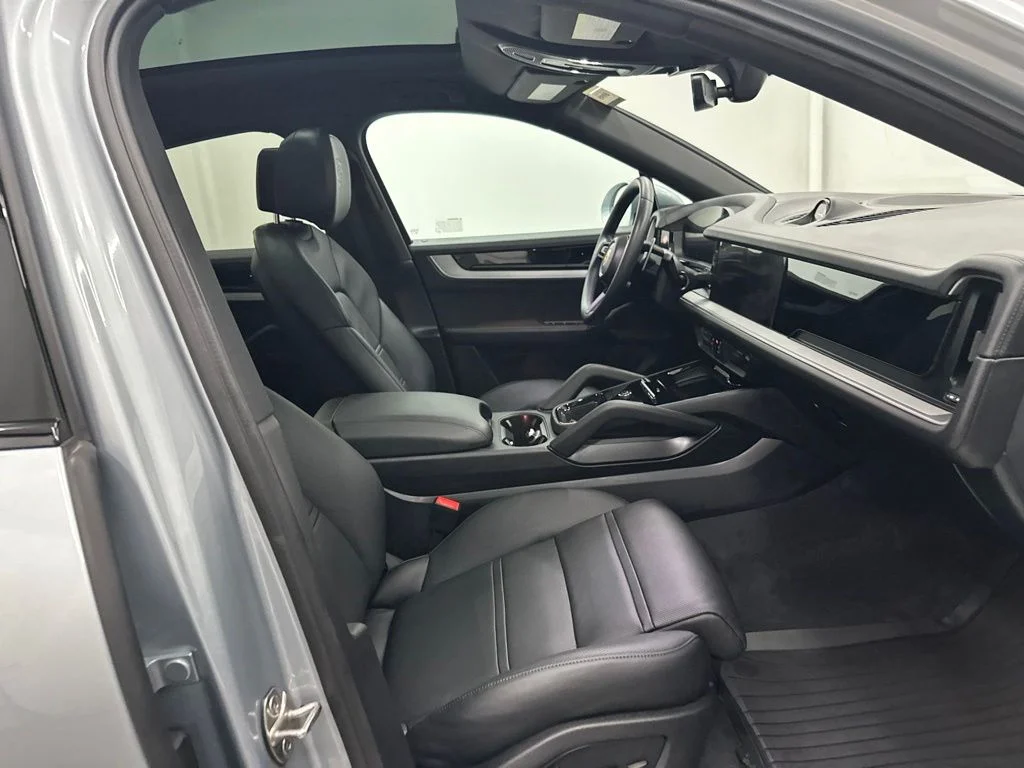 Used 2024  Porsche Base image 27
