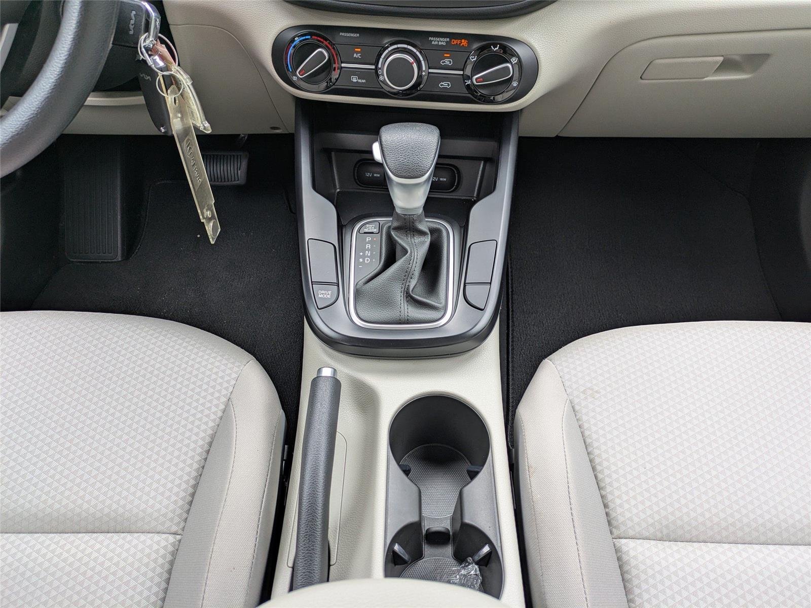 Used 2025  KIA  image 19