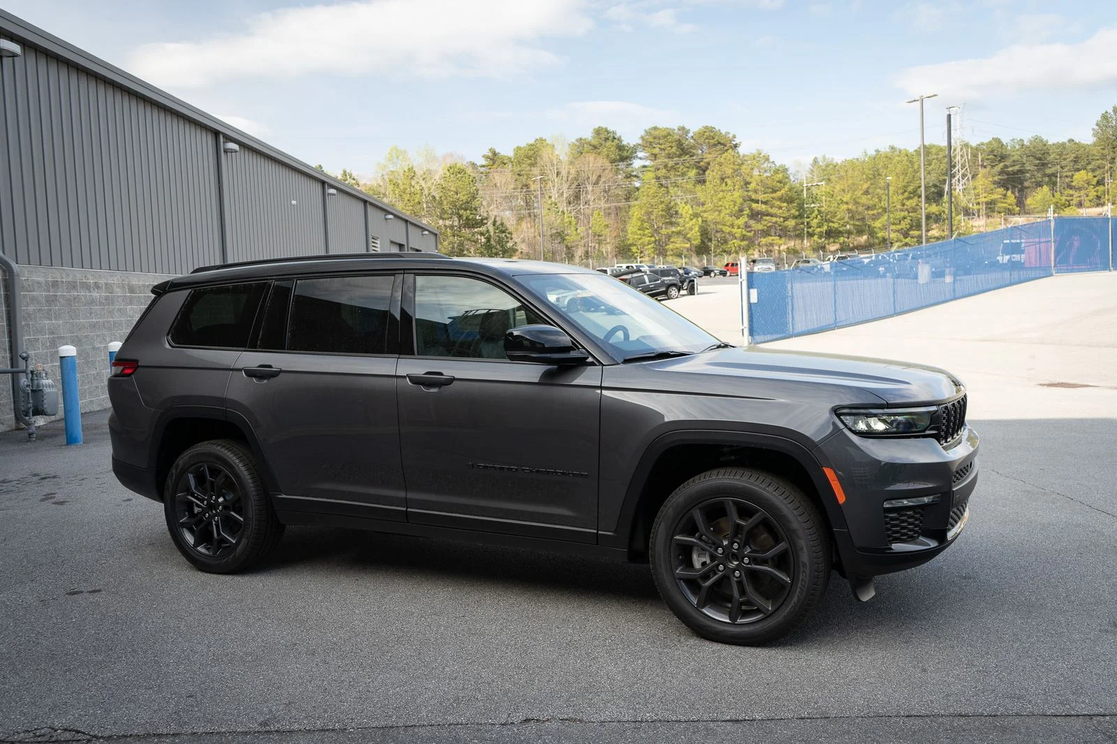 New 2025 Baltic Gray Metallic Clear-Coat Exterior Paint Jeep Limited image 12