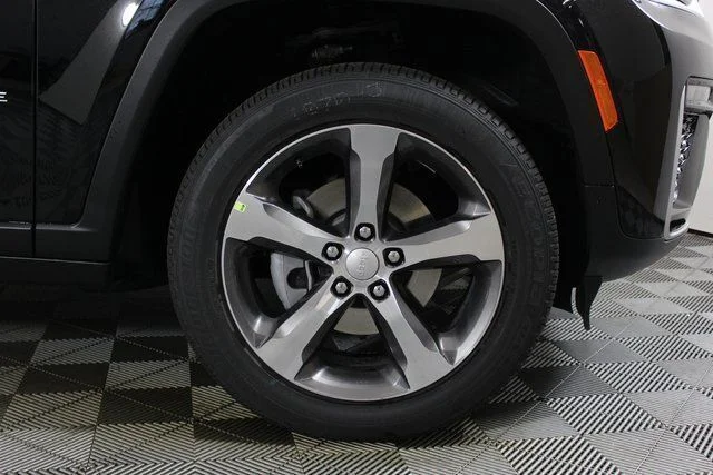New 2026 Diamond Black Crystal Pearl-Coat Exterior Paint Jeep Limited image 21