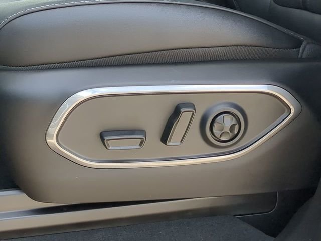 New 2026 Silver-Zynith Exterior Paint Jeep Limited Altitude image 24