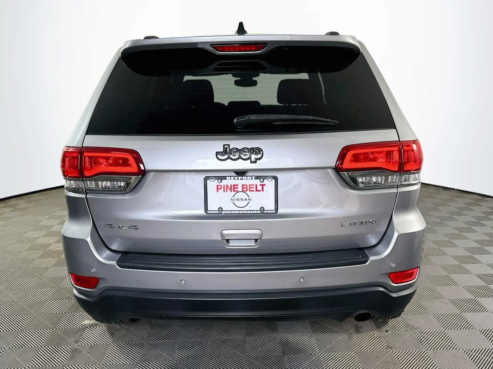 Used 2017 Billet Silver Metallic Clearcoat Jeep Laredo image 5