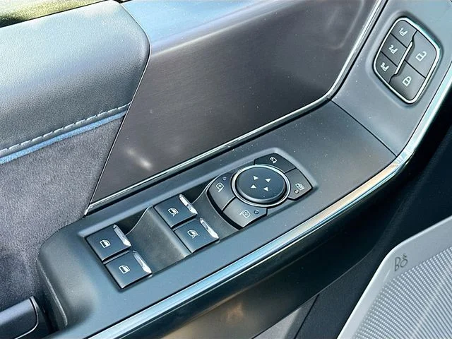 New 2025 Silver Metallic Ford Platinum image 13