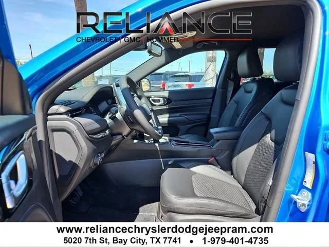New 2026 Hydro Blue Pearl-Coat Exterior Paint Jeep Latitude image 10