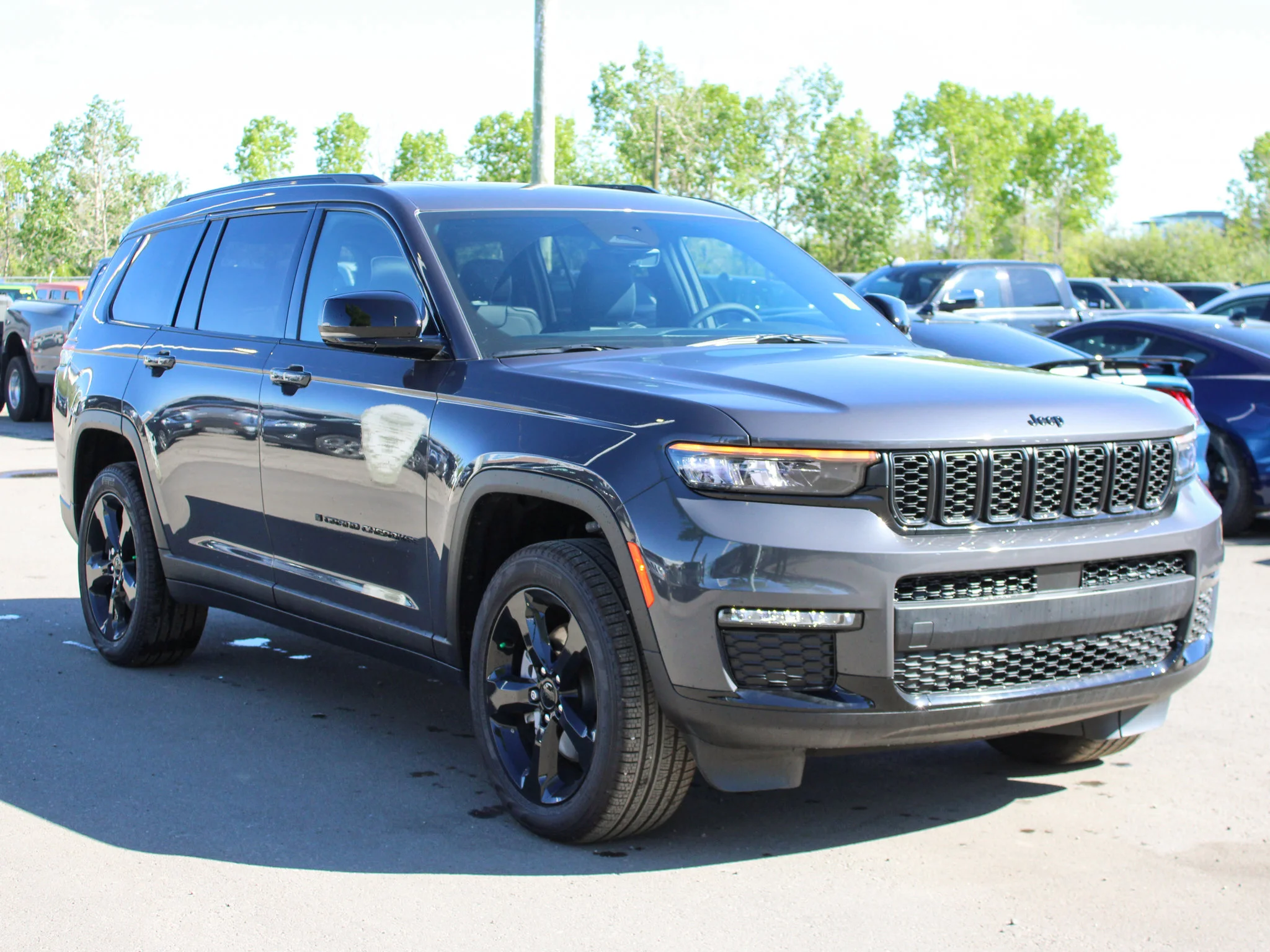 Certified Used 2025 Grey Jeep Limited * V6 | Trailer Tow Package  | Adaptive Cruise | Heated Seats image 8