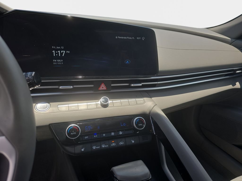 Used 2025 White Hyundai SEL Convenience image 19