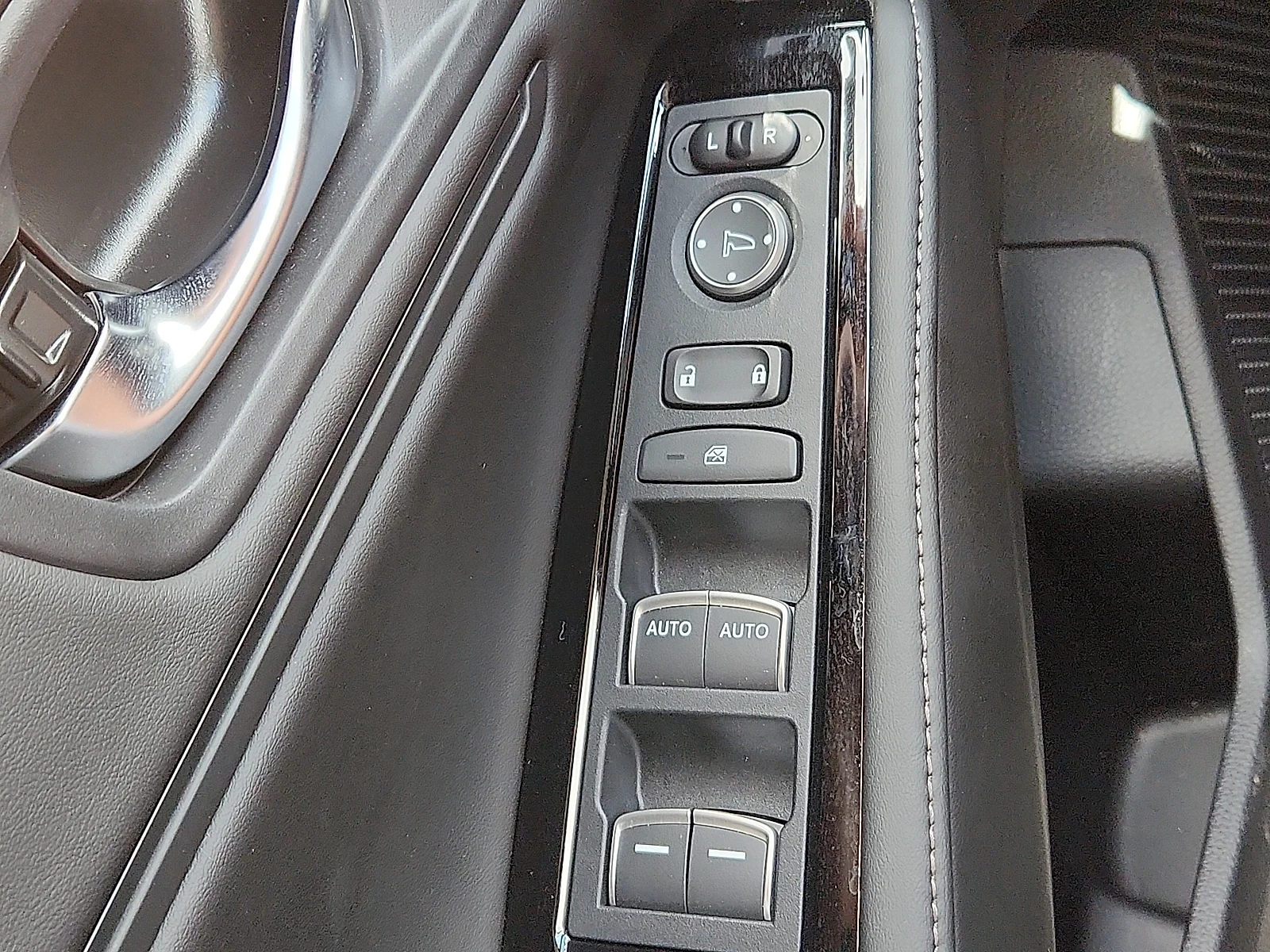 Used 2025 Solar Silver Metallic Honda Touring image 22