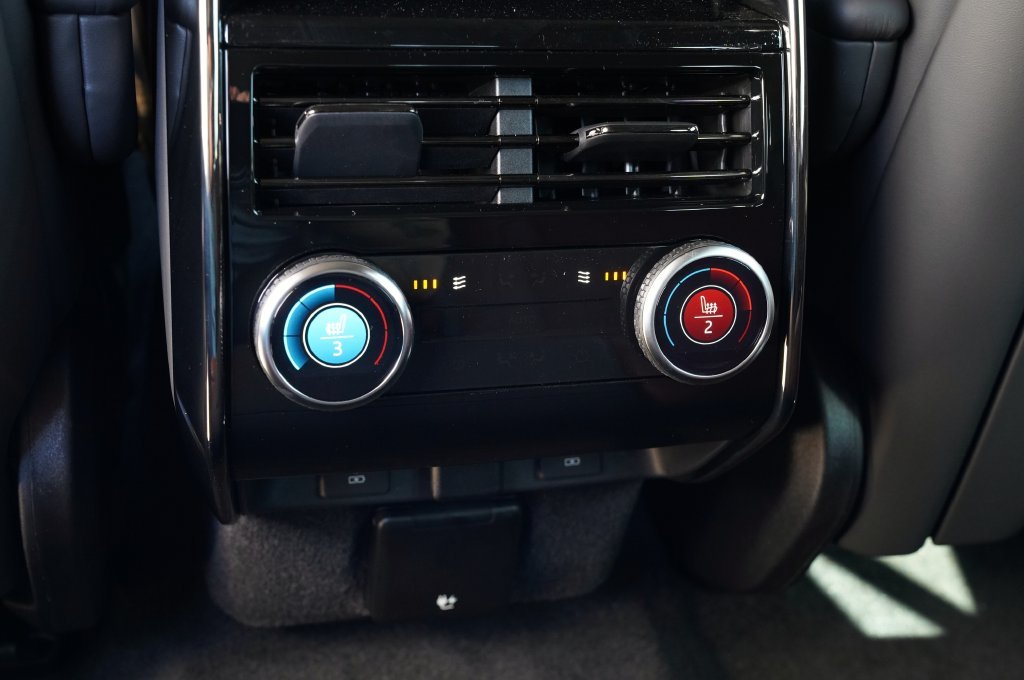 New 2027 Santorini Black Land Rover Dynamic SE image 32