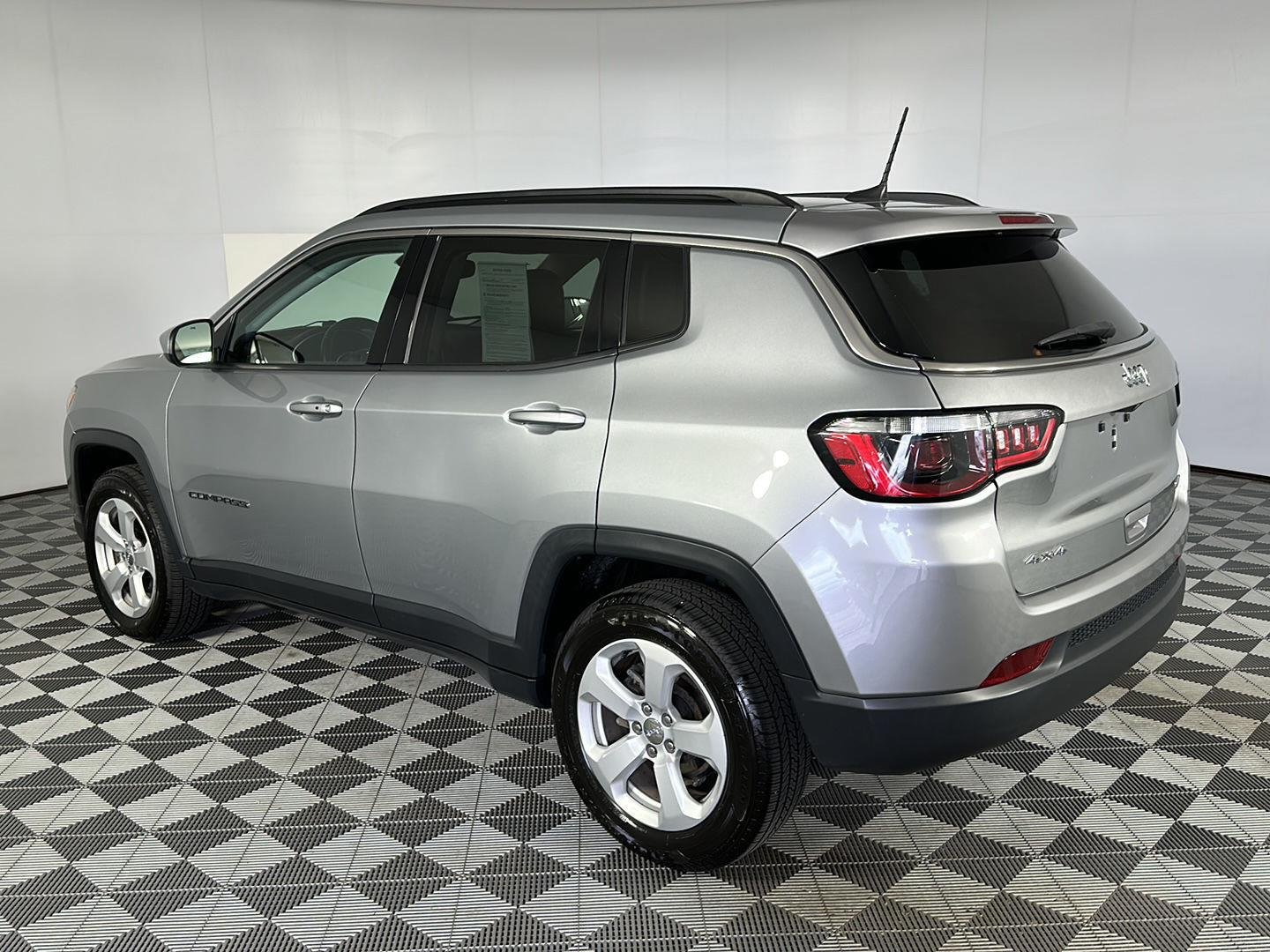 Used 2021 Billet Silver Metallic Clearcoat Jeep Latitude image 22