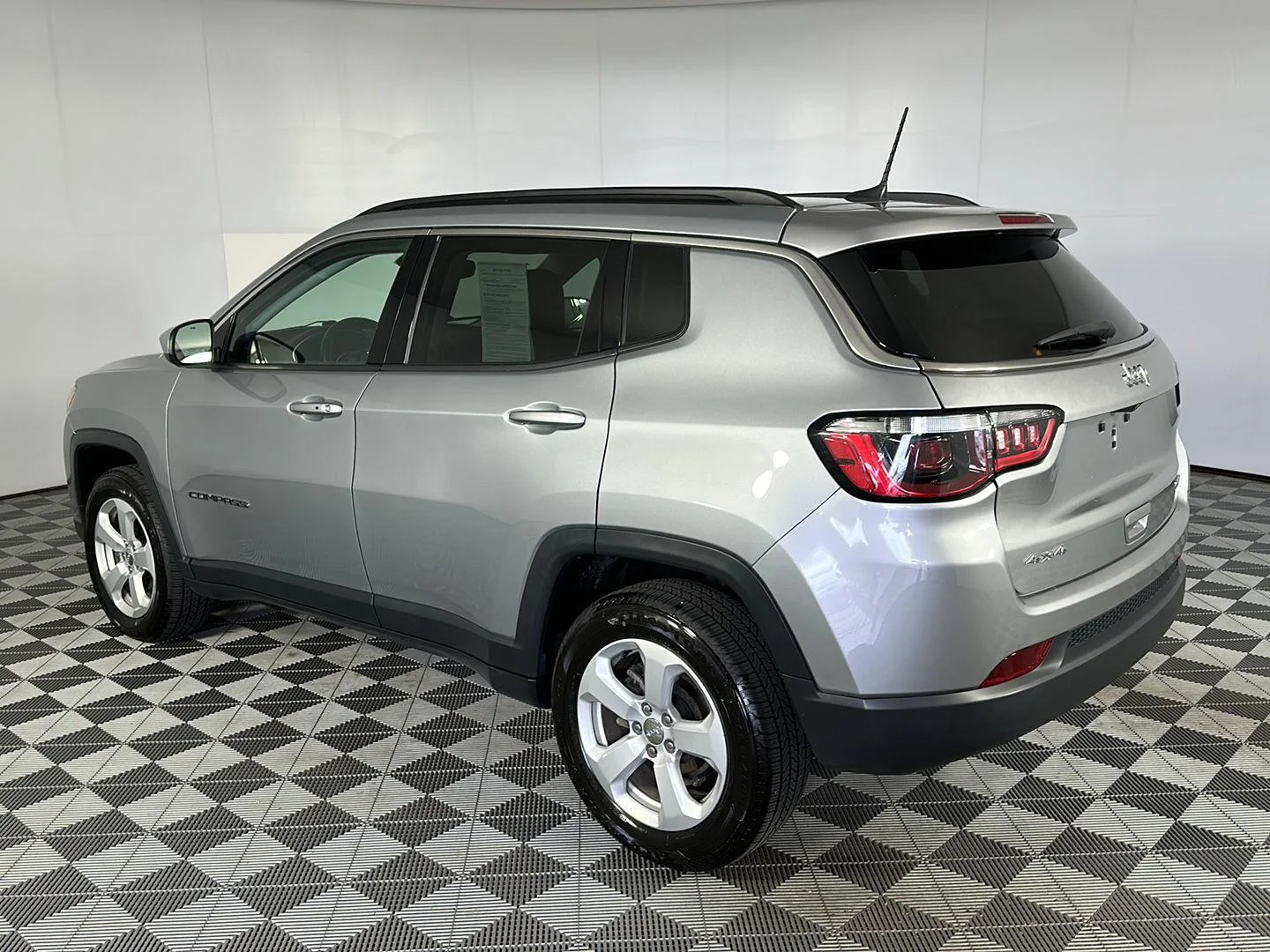 Used 2021 Billet Silver Metallic Clearcoat Jeep Latitude image 22