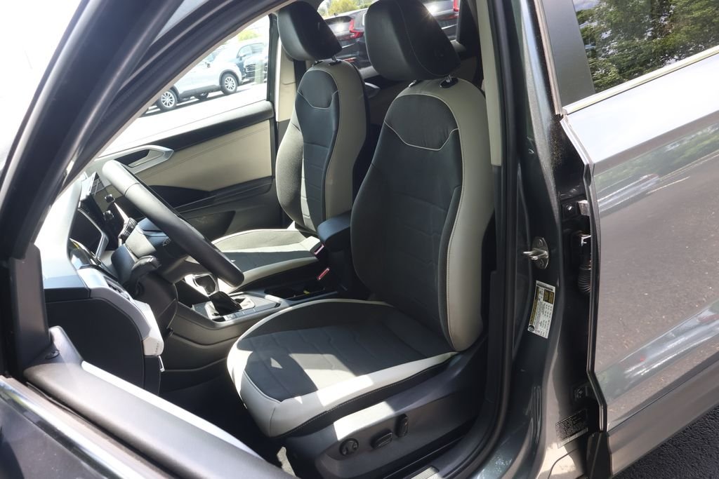 Used 2025 Gray Volkswagen 1.5T SE image 30