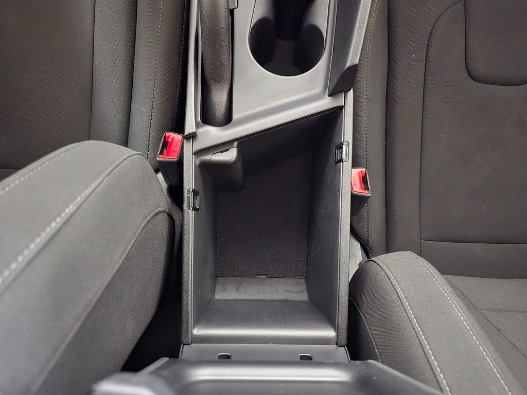 Used 2025  Hyundai SE image 24