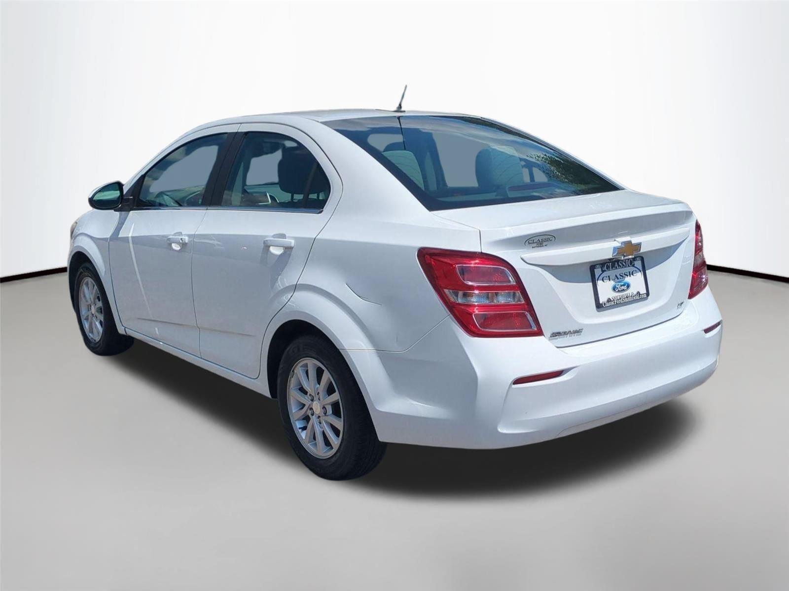 Used 2018 Summit White Chevrolet LT image 3