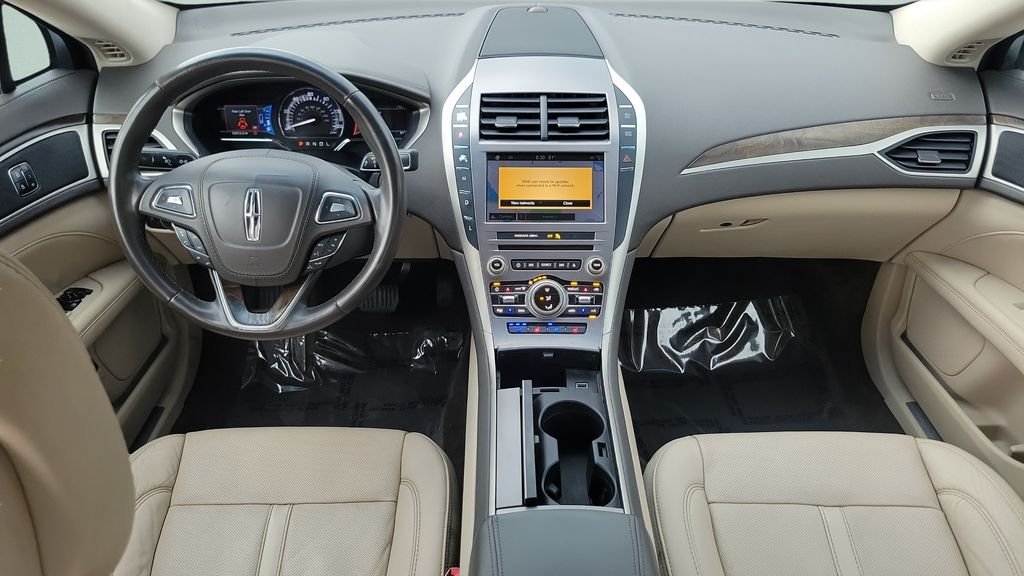 Used 2017 Gray Lincoln Reserve image 11