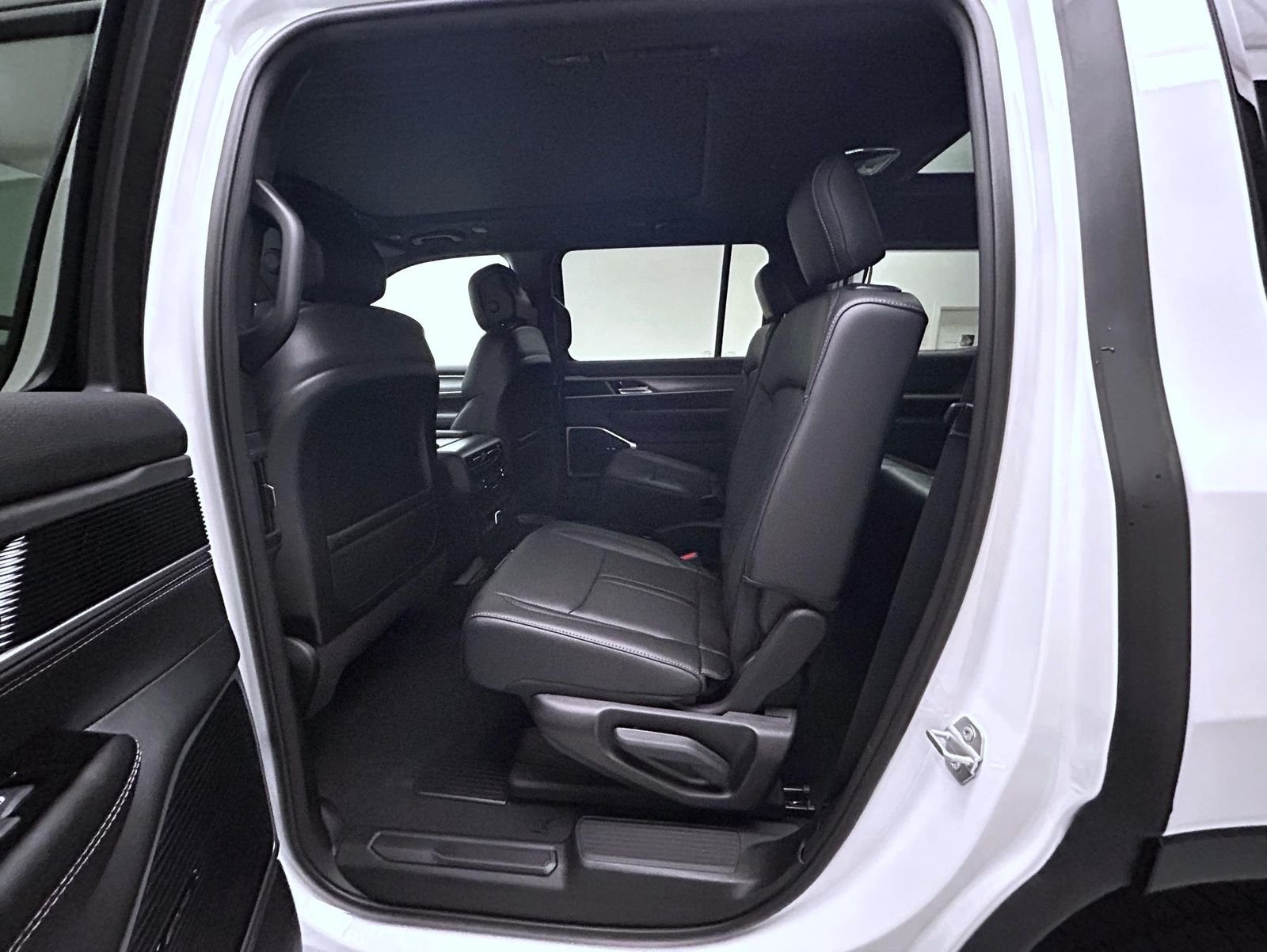 New 2026 Bright White Clear-Coat Exterior Paint Jeep Upland image 20