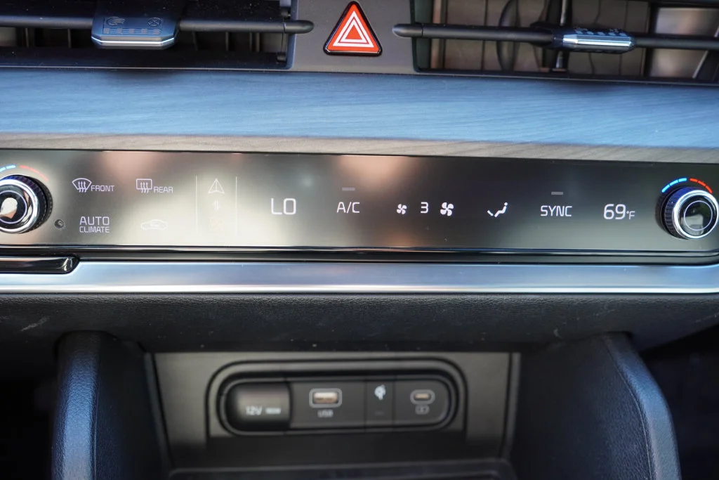Certified Used 2024 Glacial White Pearl Kia X-Line image 29