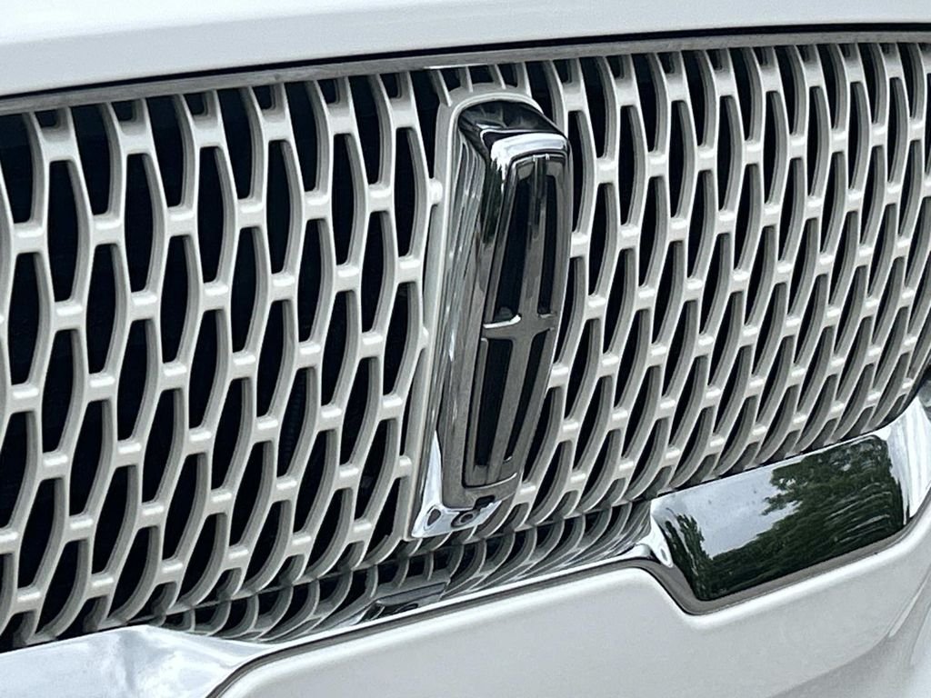 Used 2021 White Lincoln Reserve image 11