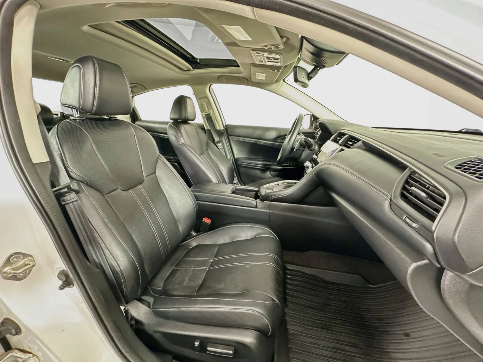 Used 2019 White Orchid Pearl Honda Touring image 28