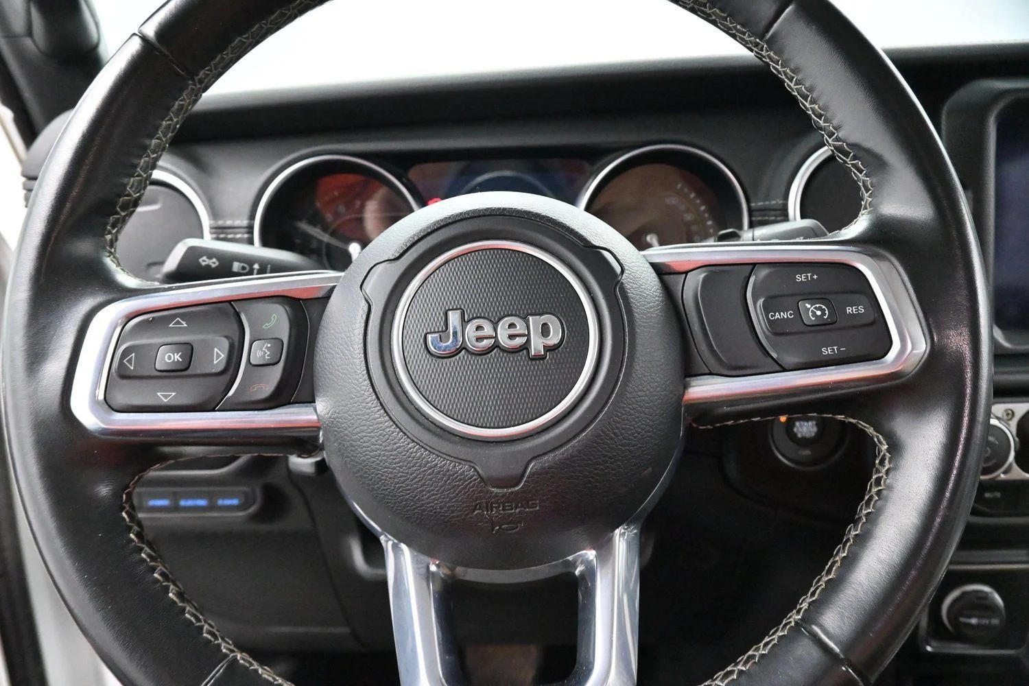 Used 2022 Bright White Clearcoat Jeep Unlimited Sahara image 16