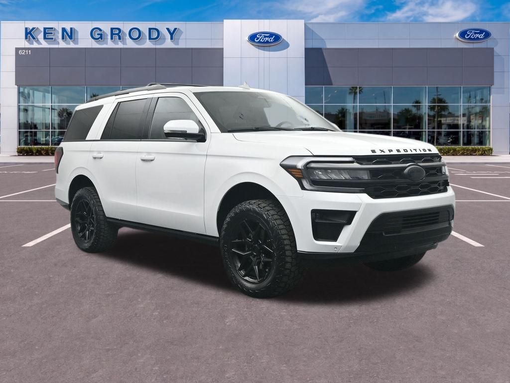 Used 2024 White Ford Limited image 1
