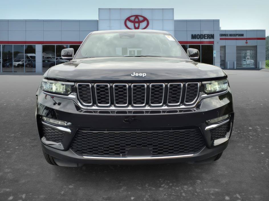 Used 2025 Diamond Black Crystal Pearlcoat Jeep Limited image 10