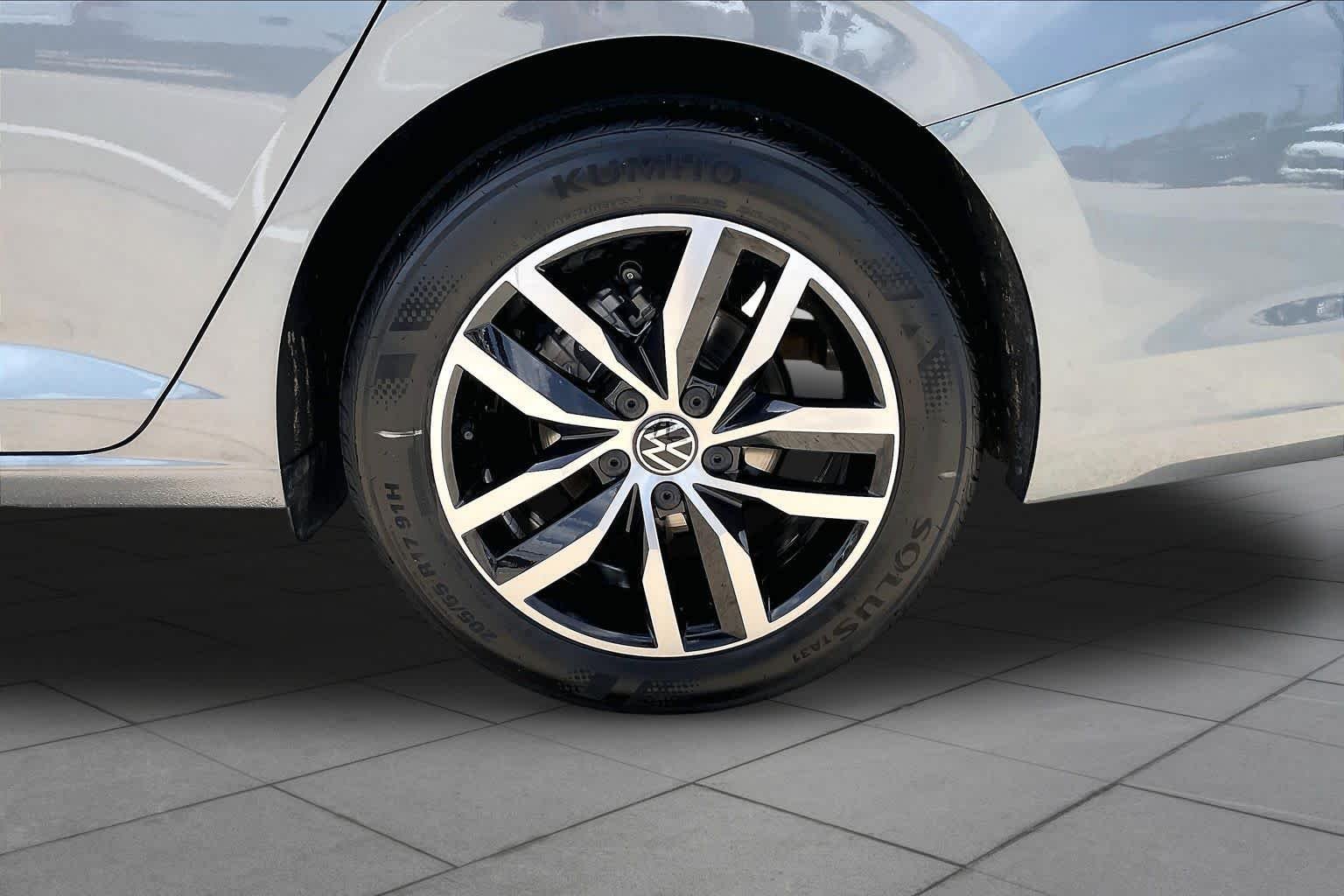 Used 2025 Platinum Gray Metallic Volkswagen SE image 11