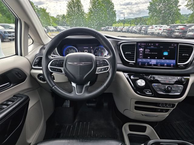 Used 2022 Bright White Clearcoat Chrysler Touring L image 21