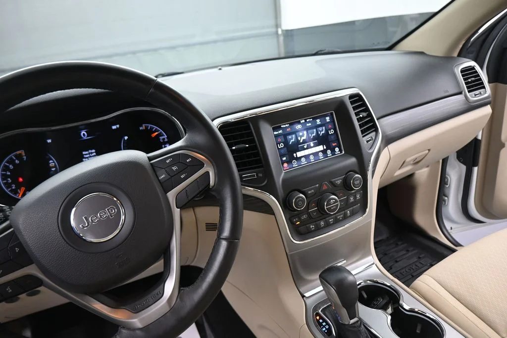 Used 2019 White Jeep Laredo E image 37