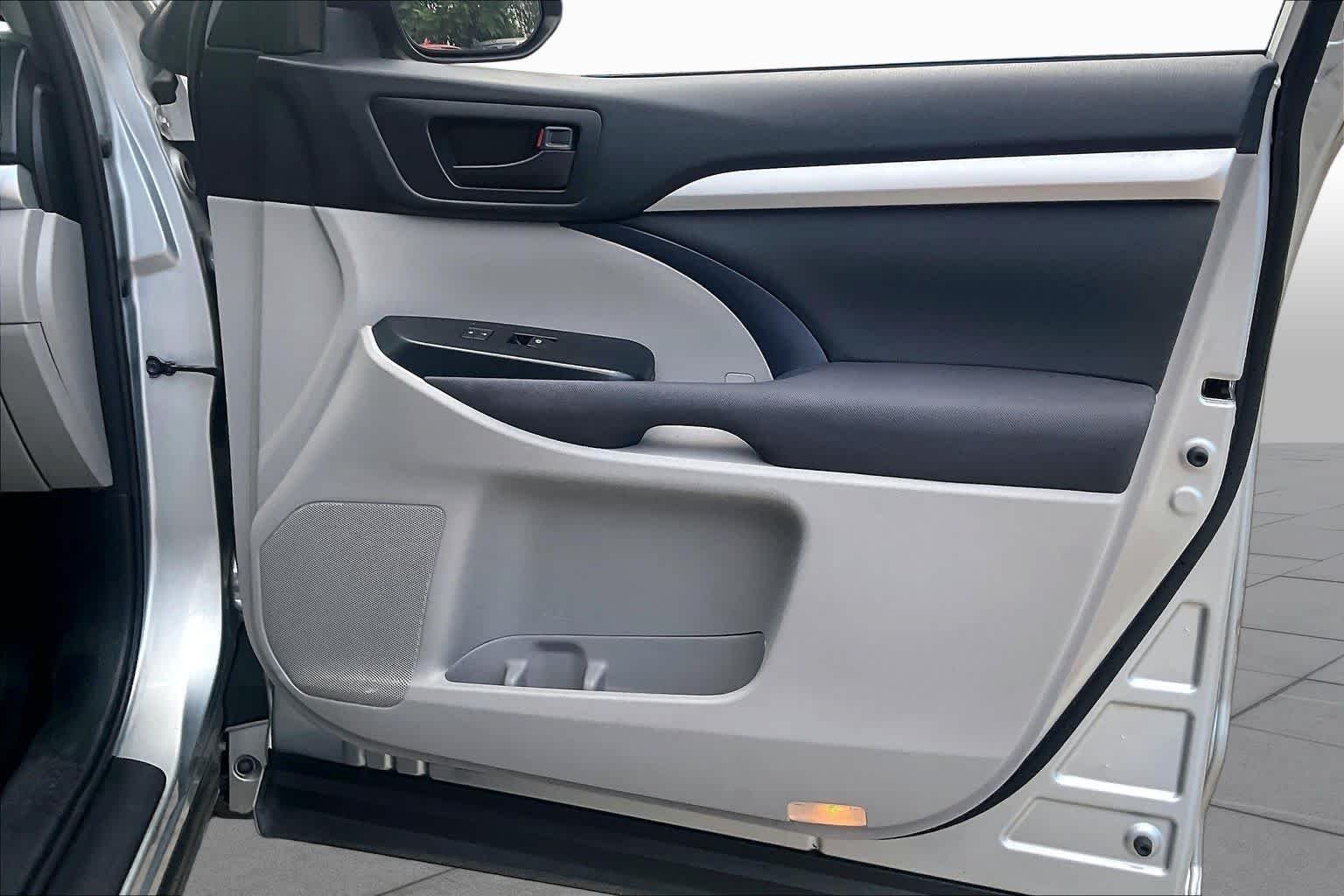 Used 2018 Celestial Silver Metallic Toyota LE image 22