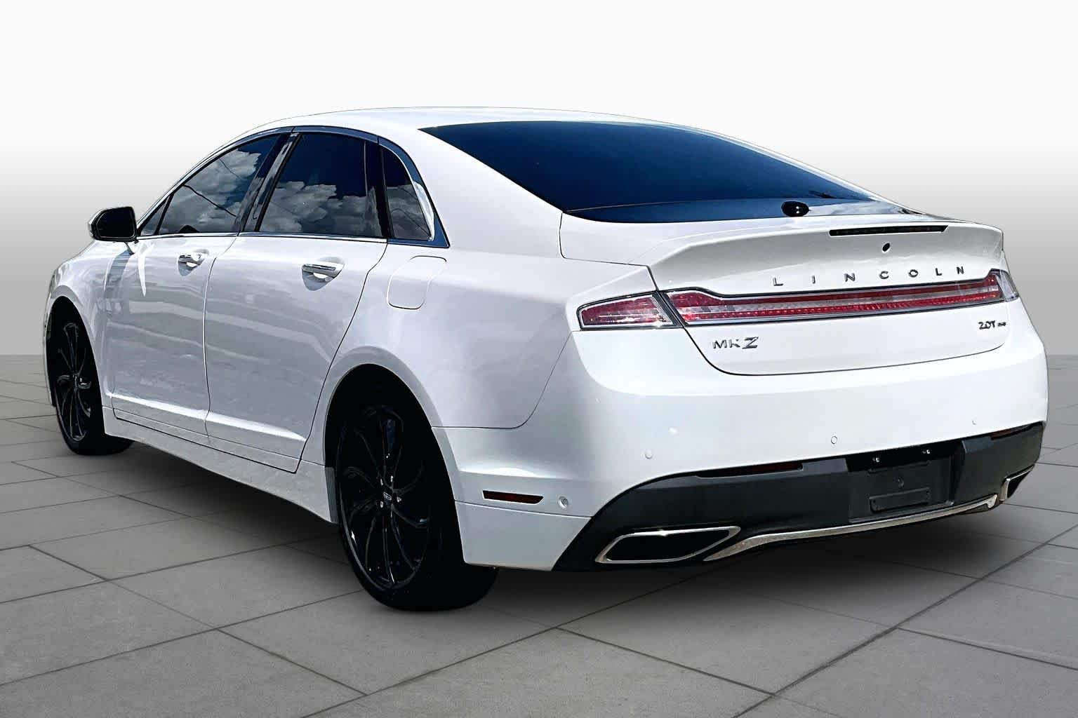 Used 2020 White Platinum Metallic Tri-Coat Lincoln Reserve image 12