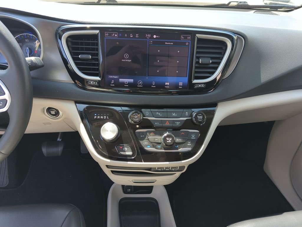 Used 2023 Silver Chrysler Touring L image 23