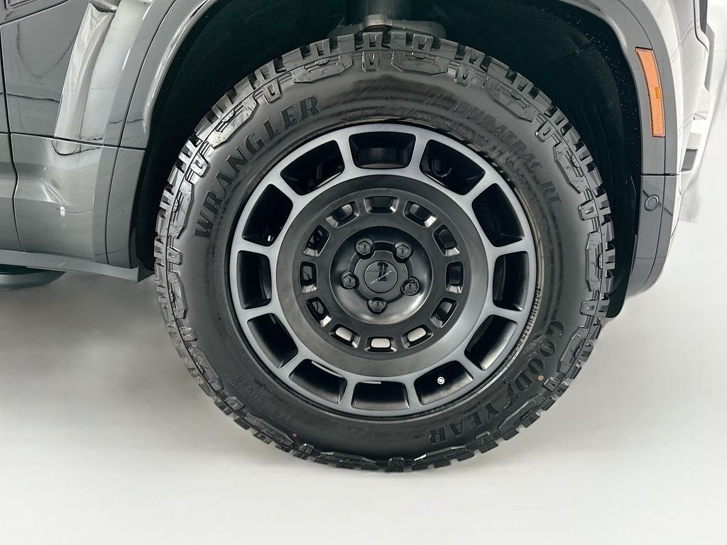New 2026 Narvik Black Land Rover OCTA image 31