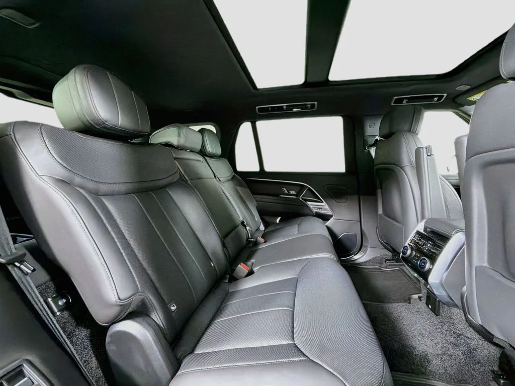 New 2026 Eiger Grey Land Rover SE image 29