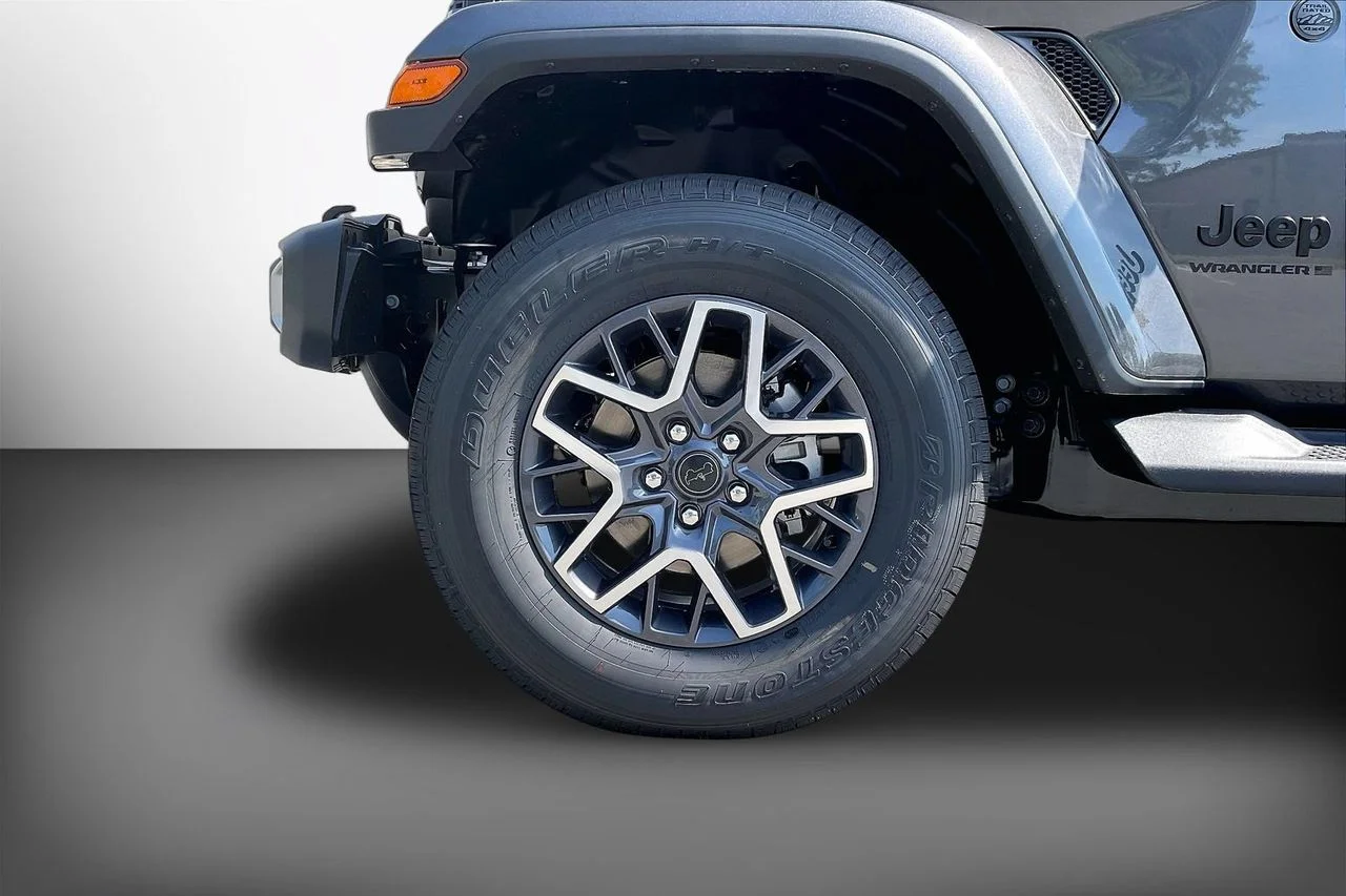 New 2026 Granite Crystal Metallic Clear-Coat Exterior Paint Jeep Sahara image 31