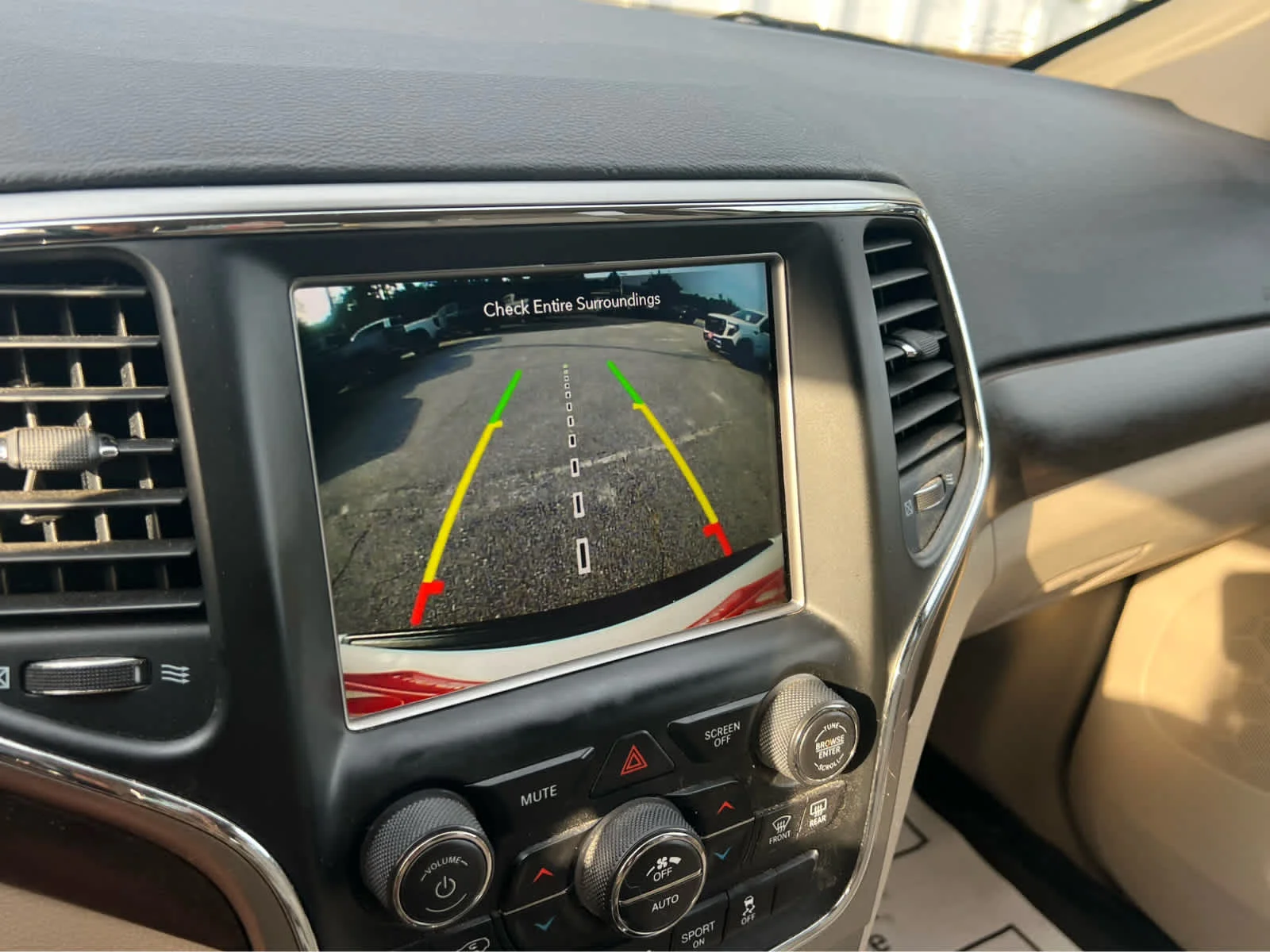 Used 2018  Jeep Laredo E image 10