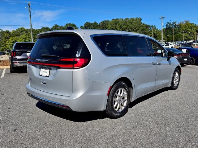 Used 2024 Silver Chrysler Touring L image 4