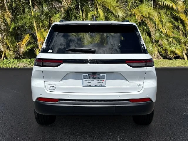 New 2026 Bright White Clear-Coat Exterior Paint Jeep  image 5