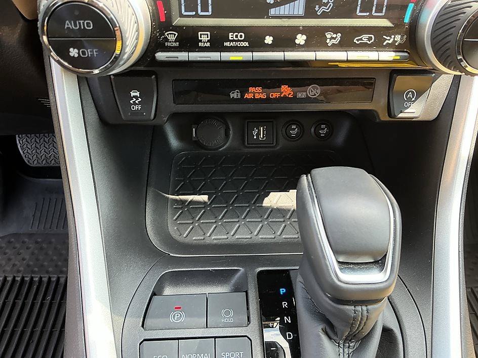 Used 2025 Pearl Toyota XLE Premium image 17