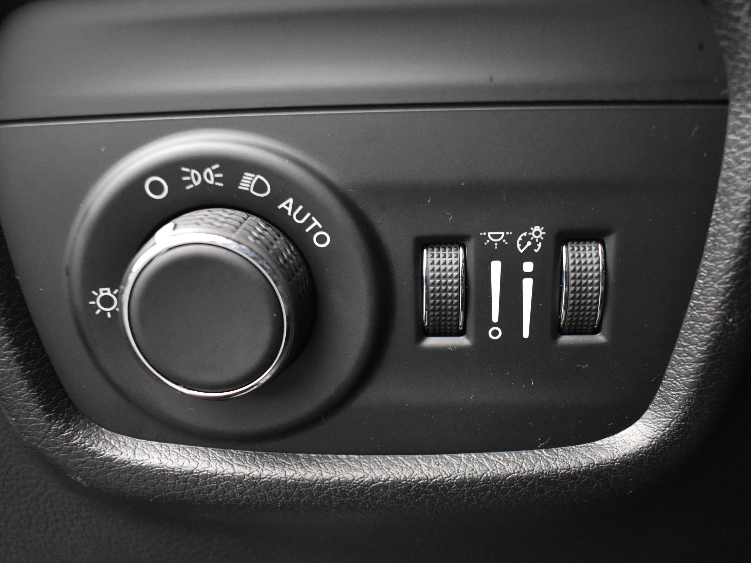 Used 2022 Diamond Black Crystal Pearlcoat Jeep Laredo image 15