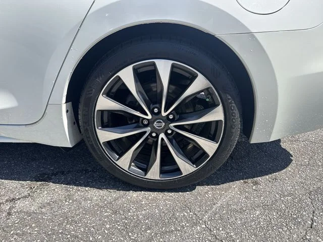Used 2016 White Nissan SR image 32