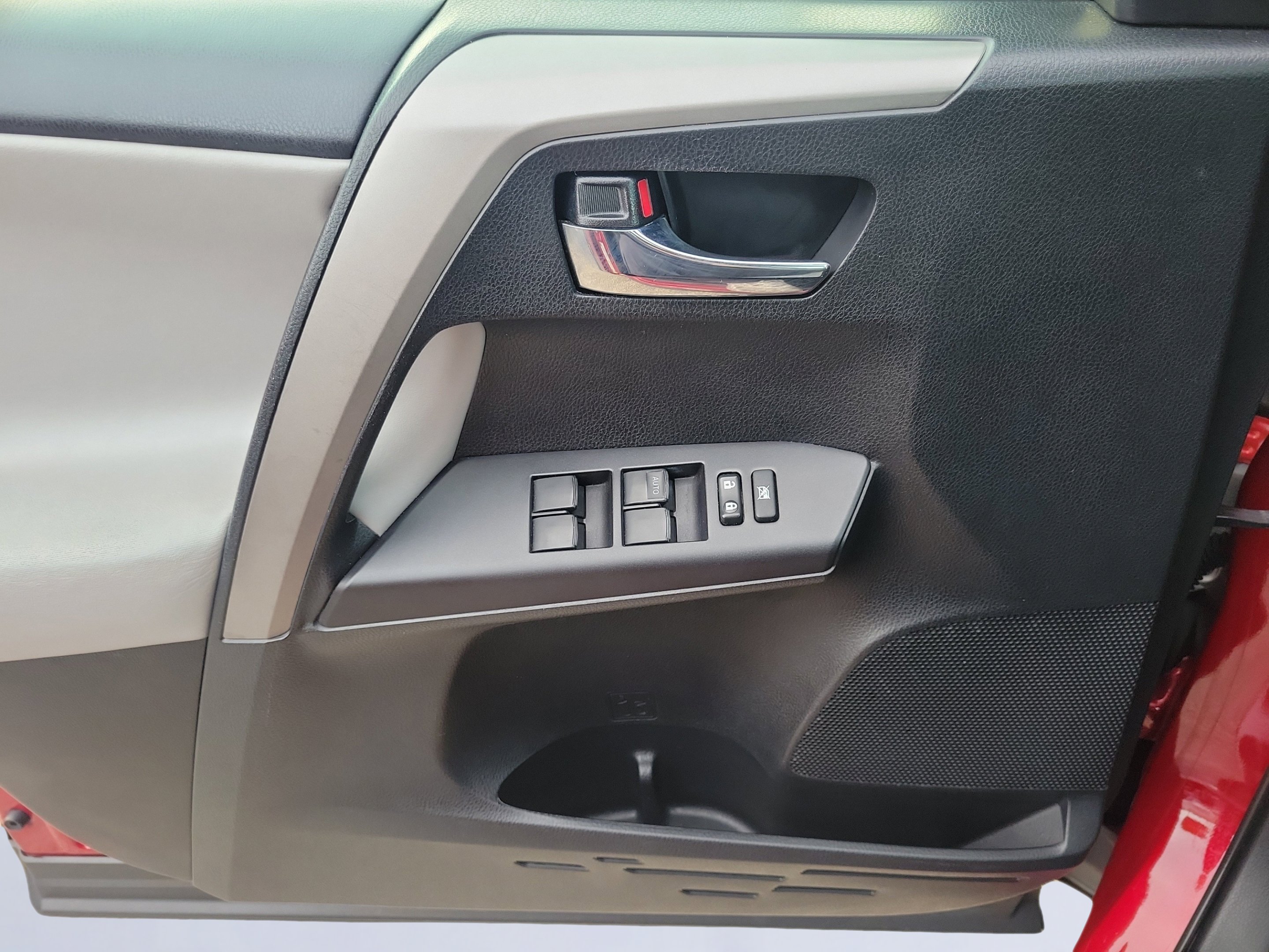 Used 2018 Pearl Toyota XLE image 17