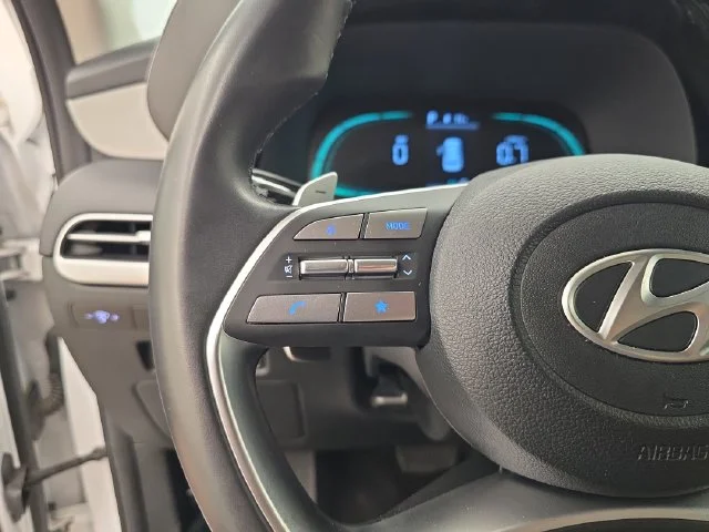 Used 2025 Hyper White Hyundai SEL image 31