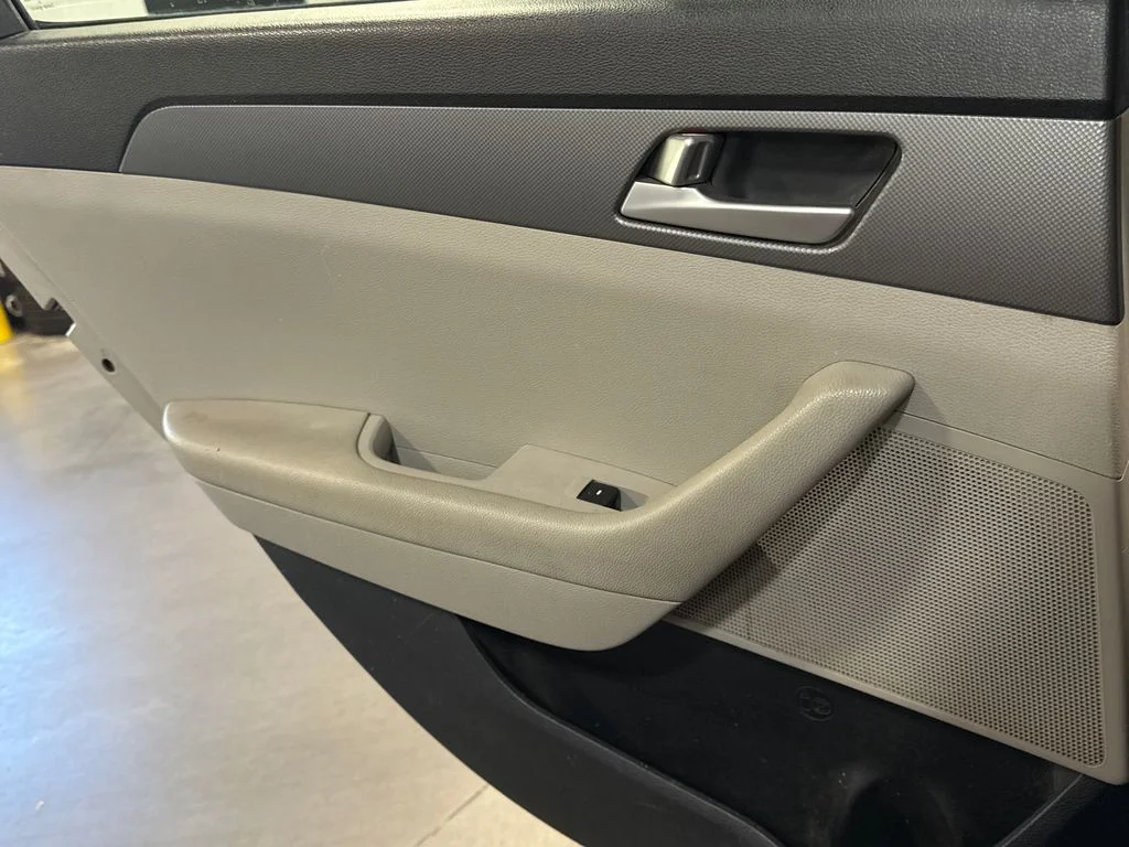 Used 2016 Red Hyundai SE image 9
